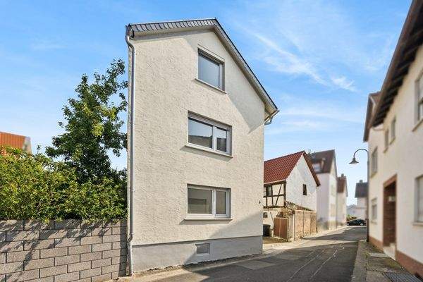 Wohnhaus von vorne Strassenansicht 