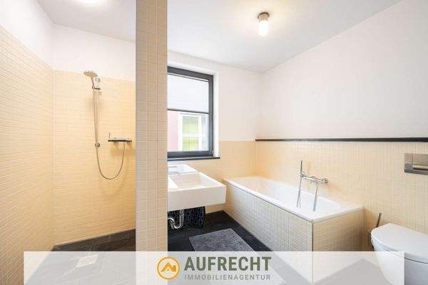 Badezimmer mit Dusche