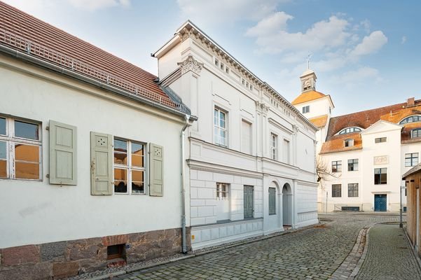 Seitengasse mit Blick auf Rathaus