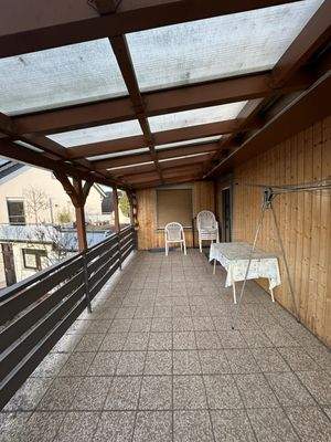 Großer überdachter Balkon