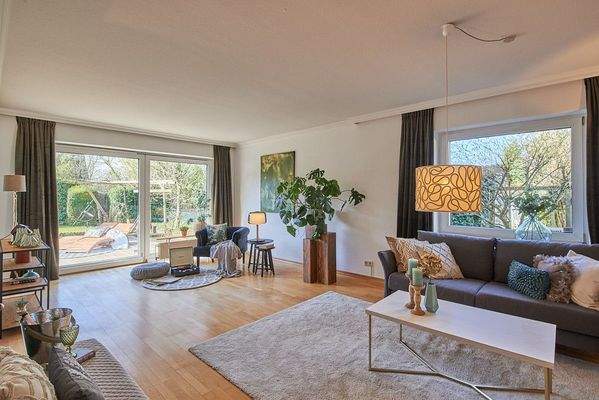 großzügiges und helles Wohnzimmer