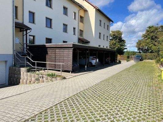 Blick zu den Carport