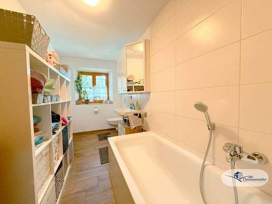 Badezimmer mit Wanne und Waschmaschinenanschluss