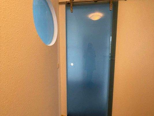 OG moderne Glasschiebetüre zum Familienbad 