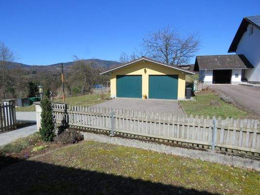 Blick zur Doppelgarage