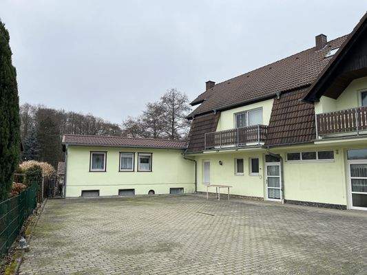 Parkplatz und Front Bungalow