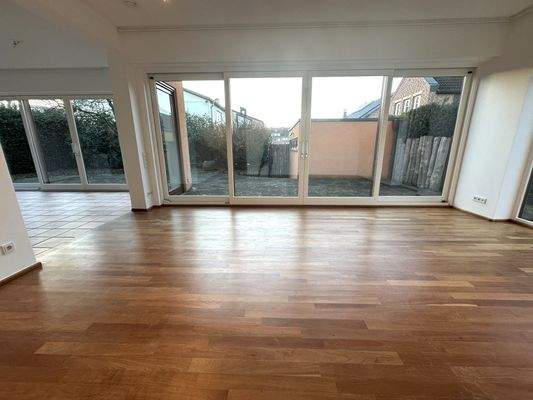 Wohnzimmer mit Zugang zum Garten und zur Terrasse