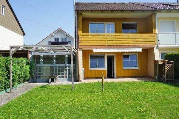 Sonnenseite mit Terrasse und Balkon