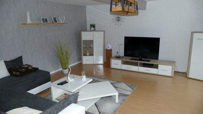 Wohnzimmer mit Zugang auf Loggia