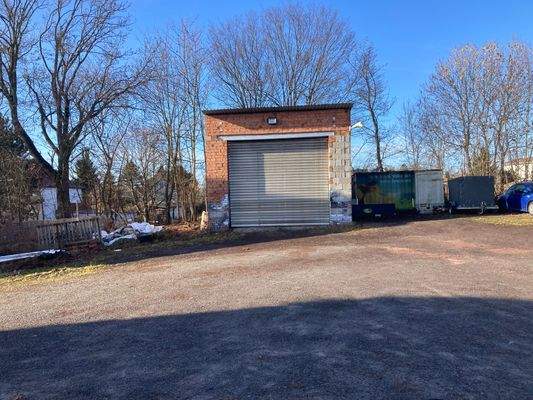 vor dem Vierseitenhof LKW Garage