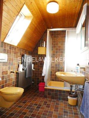 Tageslichtbad der Zahnarztpraxis im Dachgeschoss