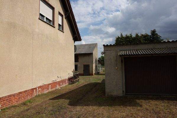 Hofeinfahrt mit Westgiebel