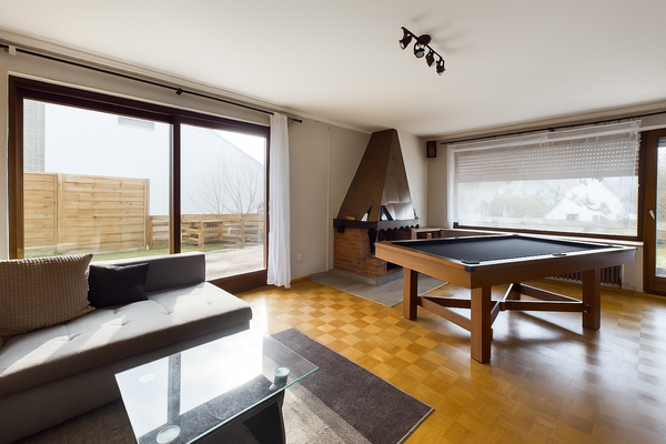 Wohnzimmer mit Zugang zur Terrasse