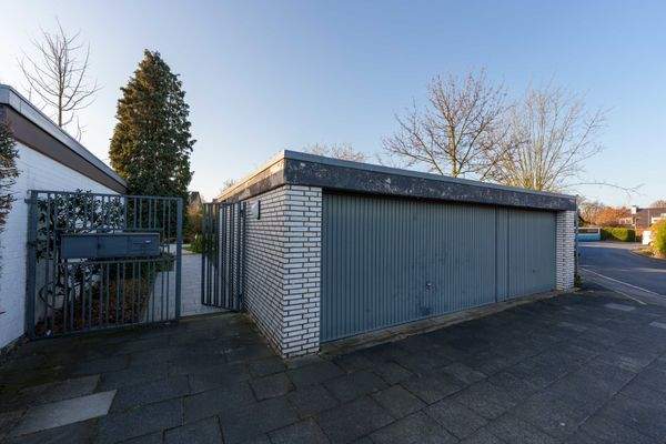 Zugang zum Bungalow mit Garage