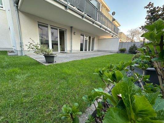 sonnige Terrasse und Garten