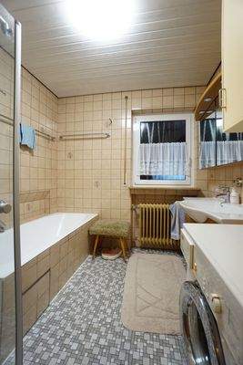 Bad mit Wanne und Dusche