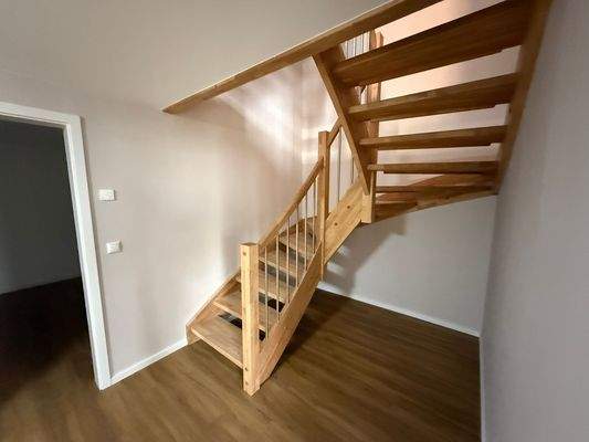 Holztreppe in Neubau