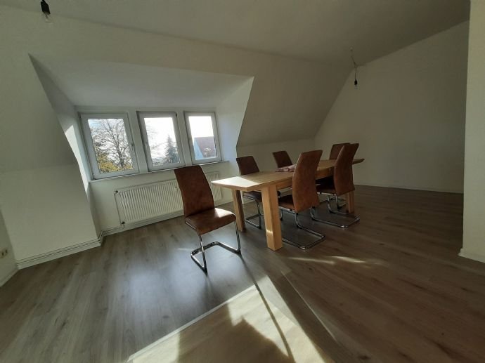 ~Helle renovierte 3 Zimmer DG Wohnung~