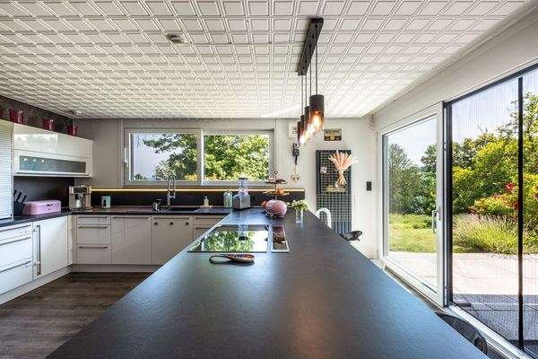 offene Küche mit Einbauküche