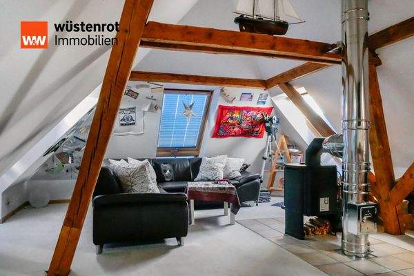 Wohnlicher Spitzboden mit Kamin WE 4 