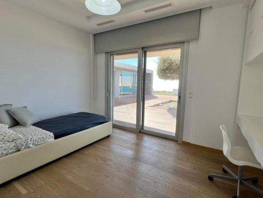 Einzigartige Villa am Meer mit Innenpool, Gärten und Gästehaus