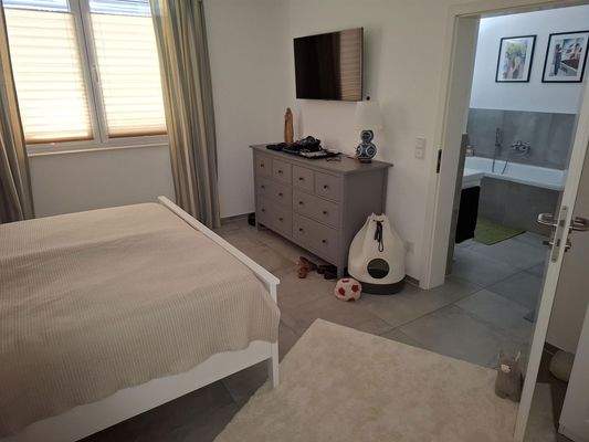 OG - Schlafzimmer m. Badzugang