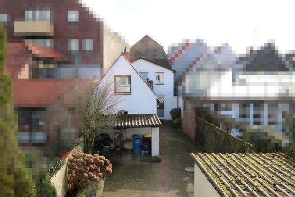 V1568_02 Blick ins vordere Grundstück