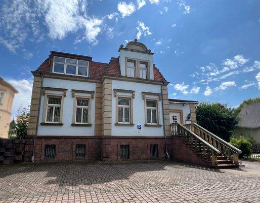 Anwesen straßenseitig mit Stellplätzen