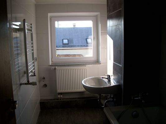 Badezimmer mit Badewanne 