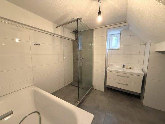 Bad mit Wanne und Dusche