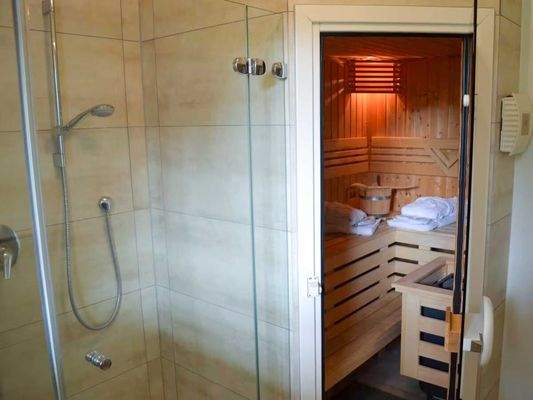 Badezimmer und Sauna