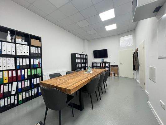 Modernes Büro mit Konferenztisch