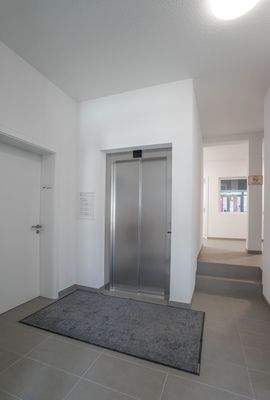 Treppenhaus mit Aufzugsanlage