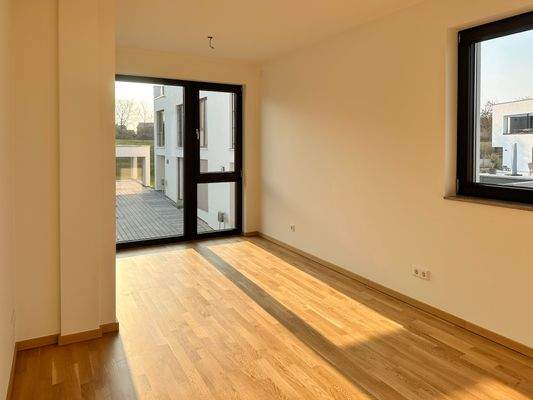 Lichtdurchflutetes Zimmer