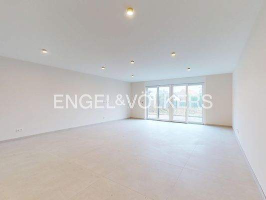 weiträumiger Wohn- und Essbereich mit Gartenzugang