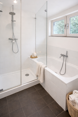 Tageslichtbad mit Wanne und Dusche