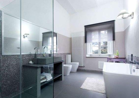 Villa mit Swimmingpool, Gästehaus, Nebengebäude und Land mit Weinberg und Olivenhain