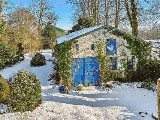 Hausansicht mit Schnee