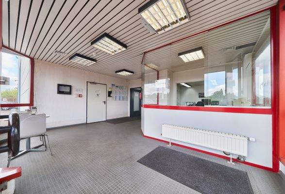 020_Verwaltung Foyer vom Eingang.jpg