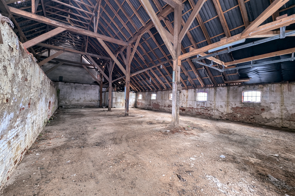 Große Halle mit Rolltor