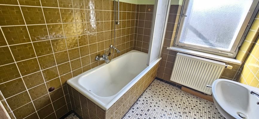 Bad mit Wanne - 1. OG
