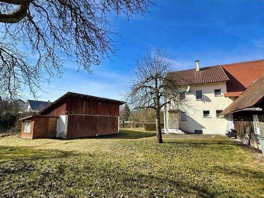 Wohnhaus mit Nebengebäude