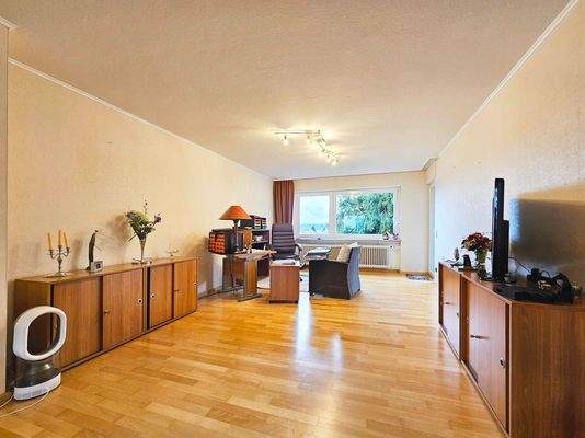 Wohnbereich mit Zugang zum Balkon OG