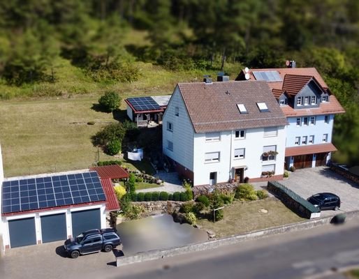 das geräumige Doppelhaus mit zwei überdachten Freisitzen, Garten am Hang,%