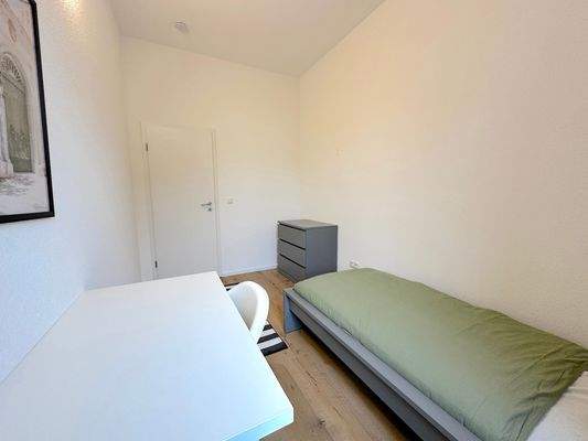 Helles einfaches Schlafzimmer