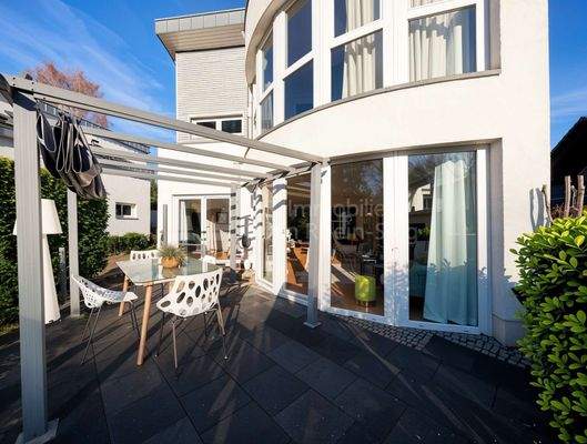 Haus Terrassenansicht - (KI bearbeitet)