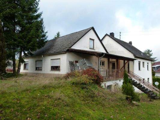 Rückansicht mit Terrasse u. Eingang Whg. OG links