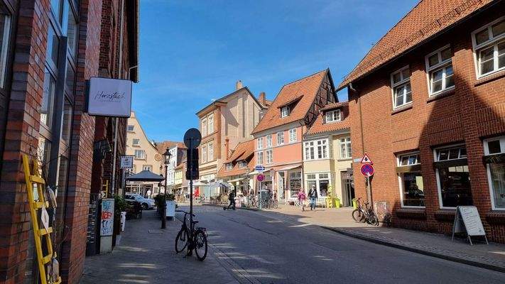 Gegenüberliegende Straßenseite