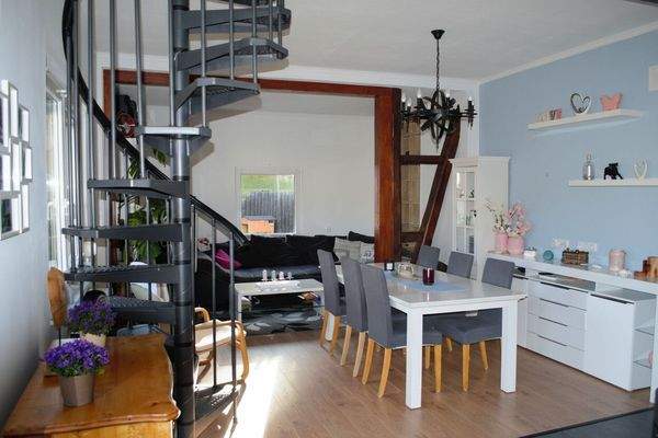 Wohnzimmer mit Wendeltreppe