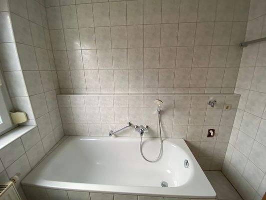 Helles Badezimmer mit Badewanne